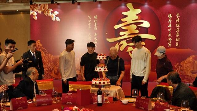足坛元老年维泗93岁生日，徐根宝携武磊等弟子为他庆生 | 中国区|球友会|股份有限公司