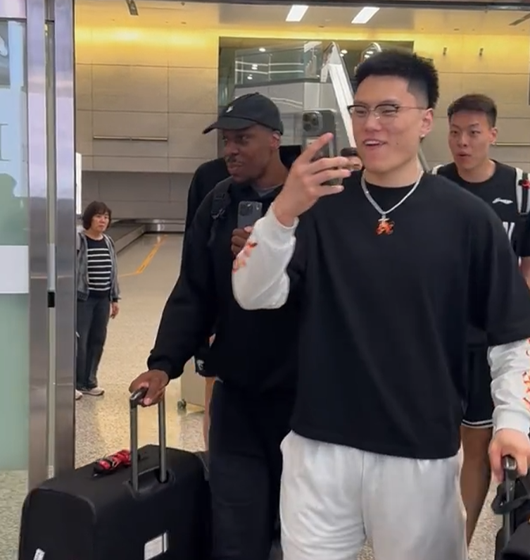 上海男篮抵沪！众人接机，李弘权开心，卢伟洛夫顿淡定，白边圈粉 | 中国区|球友会|股份有限公司