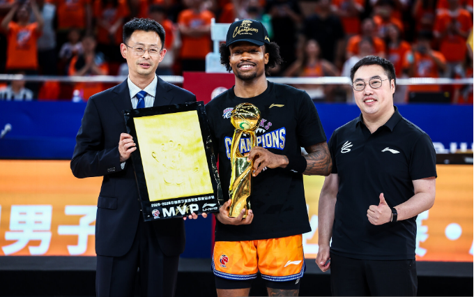 上海FMVP古德温返美：相信上天安排 今夏续约面临巴萨竞价抢人 | 中国区|球友会|股份有限公司