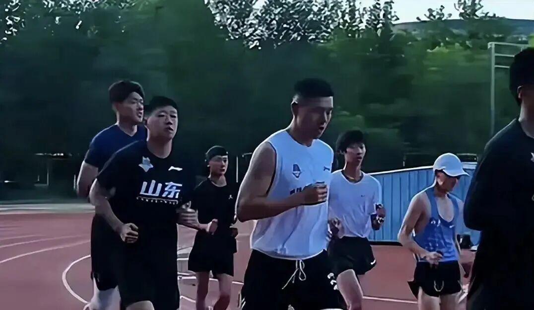 CBA男篮动态速递！山东男篮追求范子铭，杜锋活动连轴转，胡明轩积极康复，杜锋儿子入选NBA训练营 | 中国区|球友会|股份有限公司
