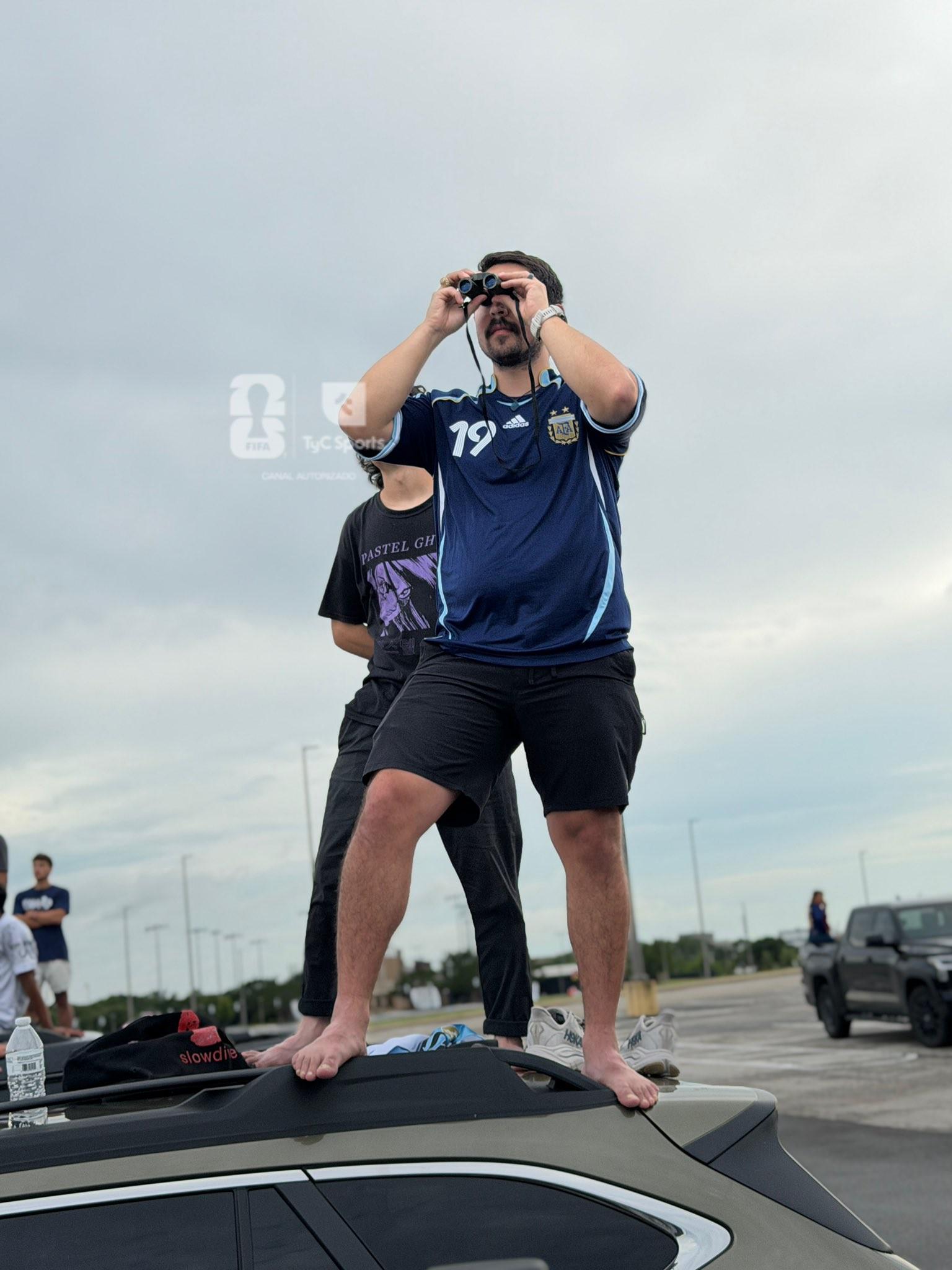 狂热！德州球迷爬上车顶围观梅西训练 | 中国区|球友会|股份有限公司