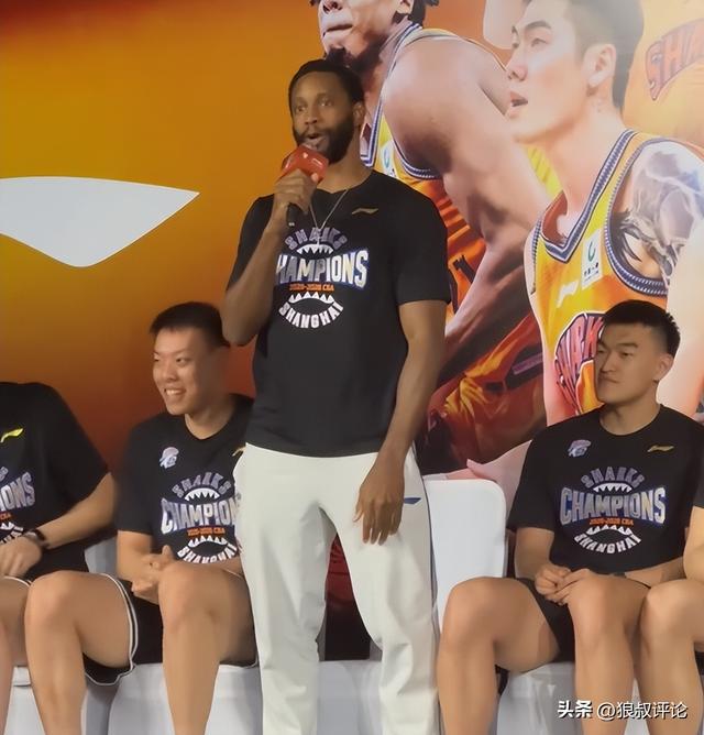 太丝滑！上海男篮外援弗格活动现场一套“中文”连招引爆全场 | 中国区|球友会|股份有限公司