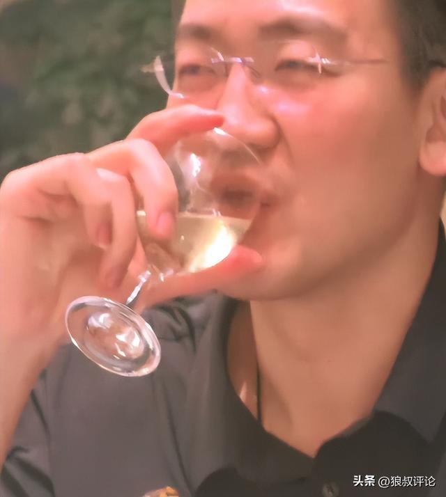 广厦主帅王博答谢宴狂炫白酒一幕曝光 扭抱林秉圣引球迷热议 | 中国区|球友会|股份有限公司