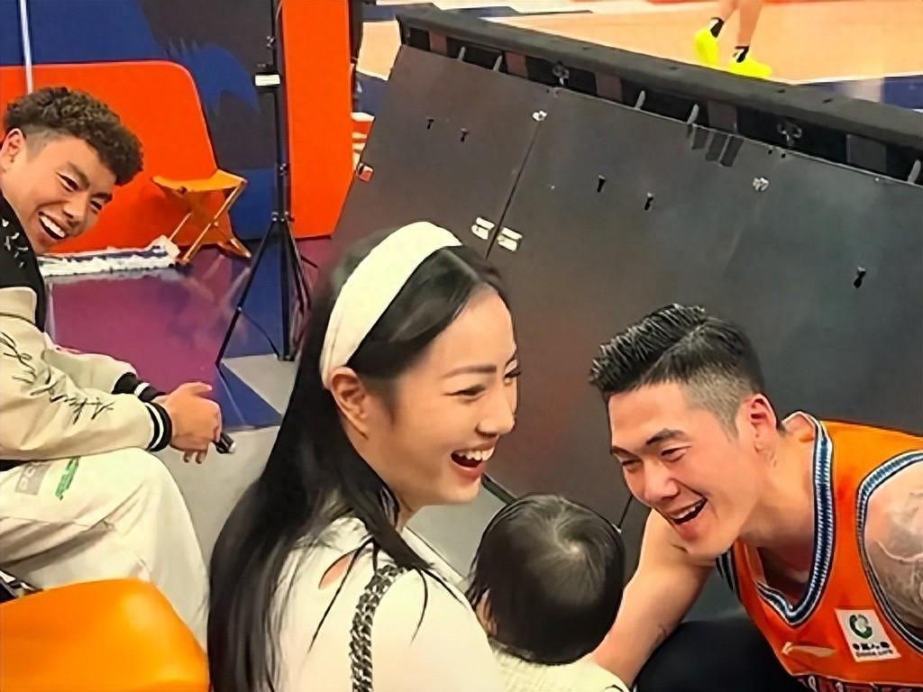 刘铮一家近照，10年CBA终夺冠，年薪275万，娇妻颜值身材无可挑剔 | 中国区|球友会|股份有限公司