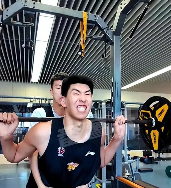 03年小将大杀四方，身高2.26m，五支NBA球队抢他，朱芳雨没看错人 | 中国区|球友会|股份有限公司