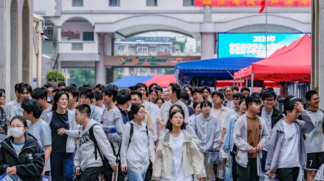 伊布炮轰马杜埃凯:英格兰像少打一人,表现低迷半场即被换下