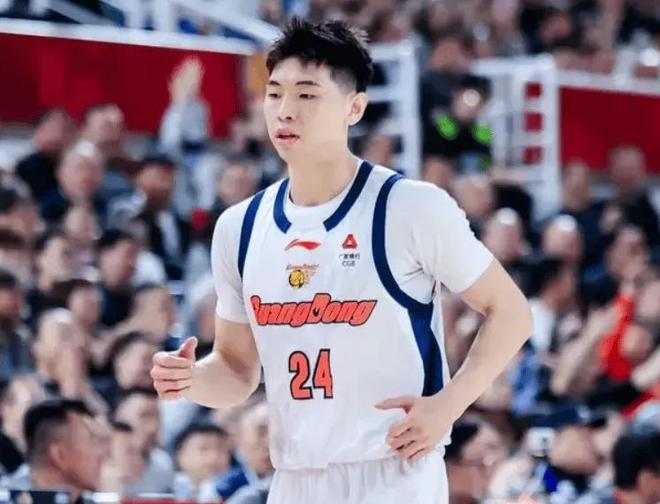 巨幕下的第二现场:冰城夏夜共燃“足球魂”,商圈秒变“城市看台”