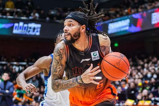 伤痕明显!广州状元陈国豪面部骨裂 季后赛大概率戴面具对阵广东
