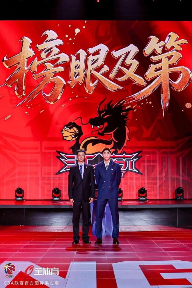 记者：哈兰德寄签名球衣与亲笔信，慰问因车祸离世6岁小球迷
