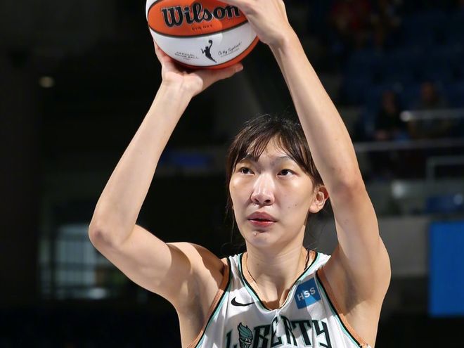 WNBA中国德比：韩旭6+2+2三分完胜李月汝0+1 自由人惨负飞翼 | 中国区|球友会|股份有限公司