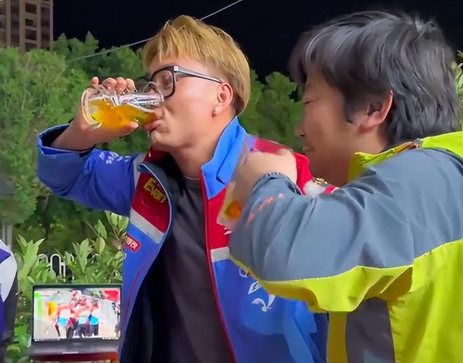 记者评国足备战：一会排人字形，一会一字形，队员脑浆子都沸腾了