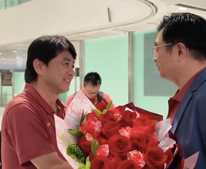 宋凯现场接机U17国足，感谢浮嶋敏创造历史并给全员戴花环 | 中国区|球友会|股份有限公司
