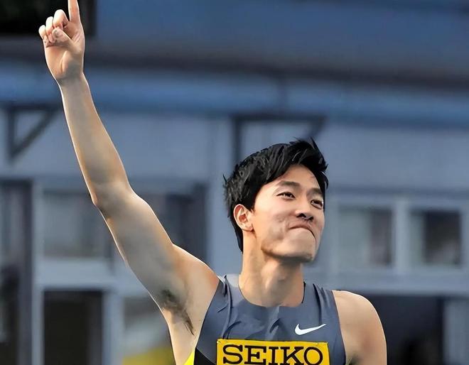 1过5暴扣+麦迪后仰!迪班萨首秀27+7兑现状元天赋 吹杨AD现场见证