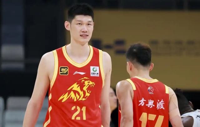2万欧项链说买就买!姆巴佩陪女友巴黎扫货,逛遍奢侈名店
