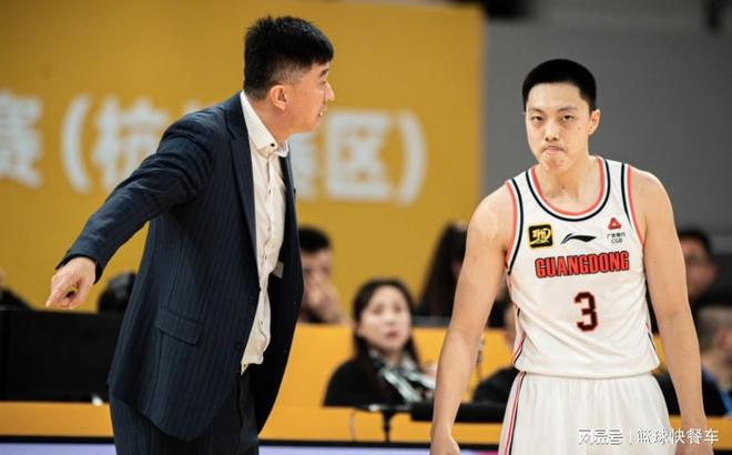 巨幕下的第二现场:冰城夏夜共燃“足球魂”,商圈秒变“城市看台”